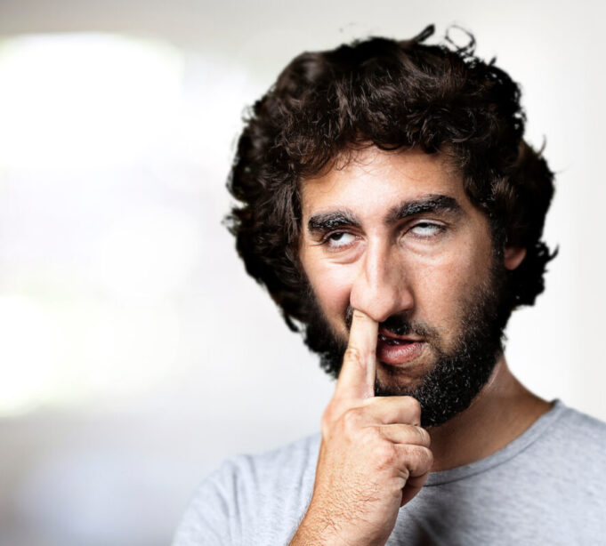 Se curer le nez peut-être dangereux selon une étude