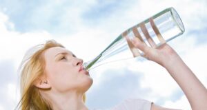 Boire beaucoup d’eau peut-il nuire à votre santé ?