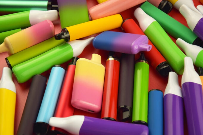 Tabac : interdiction des cigarettes électroniques jetables (puffs)