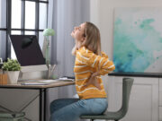 Mal de dos : quelle est la bonne posture pour travailler devant un écran ?