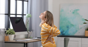 Mal de dos : quelle est la bonne posture pour travailler devant un écran ?