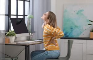 Mal de dos : quelle est la bonne posture pour travailler devant un écran ?