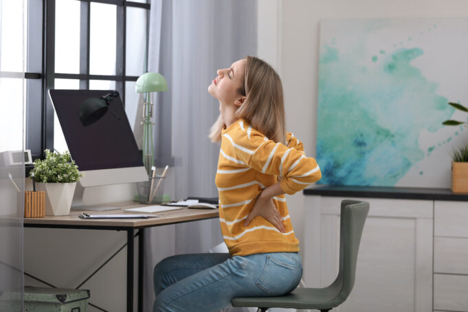 Mal de dos : quelle est la bonne posture pour travailler devant un écran ?