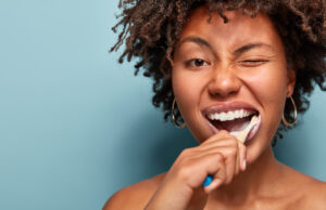 Voilà pourquoi il ne faut pas se rincer la bouche après s’être lavé les dents