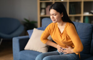 Mal au ventre : ces signes inquiétants qui doivent vous pousser à consulter