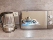 Chauffer son thé au micro-ondes : une bonne idée pour votre santé ?