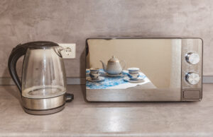 Chauffer son thé au micro-ondes : une bonne idée pour votre santé ?