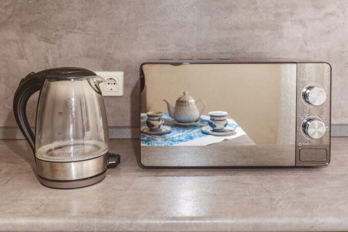 Chauffer son thé au micro-ondes : une bonne idée pour votre santé ?