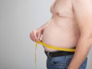 Prise de poids : 4 raisons qui expliquent pourquoi un homme grossit d’un coup