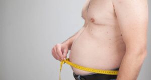 Prise de poids : 4 raisons qui expliquent pourquoi un homme grossit d’un coup