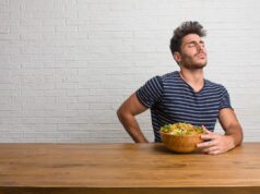 Mal au dos après avoir mangé ? Voici les causes possibles