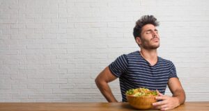 Mal au dos après avoir mangé ? Voici les causes possibles