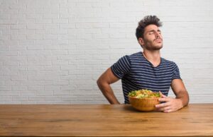 Mal au dos après avoir mangé ? Voici les causes possibles