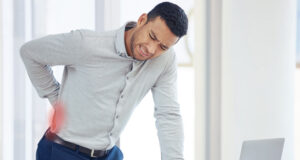 Mauvaises postures : 4 exercices faciles pour soulager les tensions dans le dos