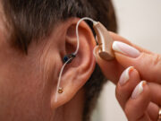 C’est quoi l’escroquerie à la prothèse auditive ?