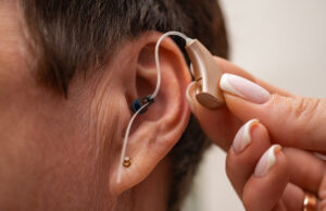 C’est quoi l’escroquerie à la prothèse auditive ?