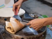 Vendeurs à la sauvette à Paris : les aliments stockés dans les bouches d’égout