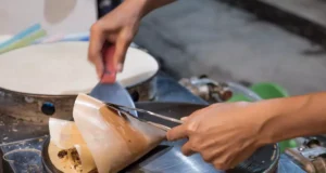 Vendeurs à la sauvette à Paris : les aliments stockés dans les bouches d’égout