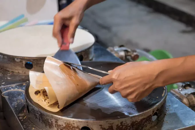 Vendeurs à la sauvette à Paris : les aliments stockés dans les bouches d’égout