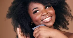 Cheveux : les produits lissants bientôt interdits ?