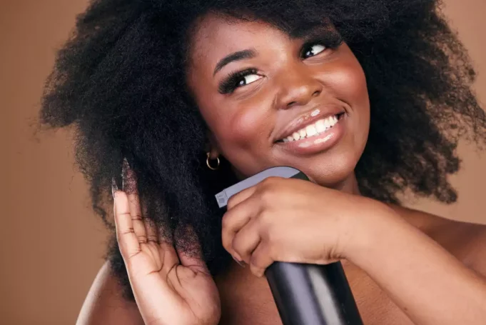 Cheveux : les produits lissants bientôt interdits ?