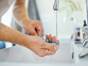 Faut-il vraiment mouiller sa brosse à dent au moment de l’utiliser ?