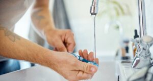 Faut-il vraiment mouiller sa brosse à dent au moment de l’utiliser ?