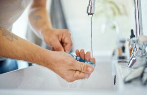 Faut-il vraiment mouiller sa brosse à dent au moment de l’utiliser ?