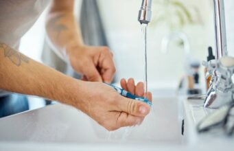 Faut-il vraiment mouiller sa brosse à dent au moment de l’utiliser ?