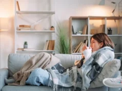 6 gestes pour vous protéger contre les virus de l’hiver femme allongée sur son canapé, sous une couverture