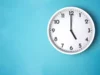 Perte de poids : ces mauvaises habitudes à oublier après 17 heures horloge blanche sur mur bleu