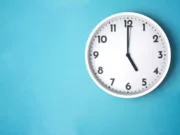 Perte de poids : ces mauvaises habitudes à oublier après 17 heures horloge blanche sur mur bleu