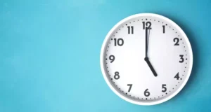 Perte de poids : ces mauvaises habitudes à oublier après 17 heures horloge blanche sur mur bleu