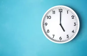 Perte de poids : ces mauvaises habitudes à oublier après 17 heures horloge blanche sur mur bleu