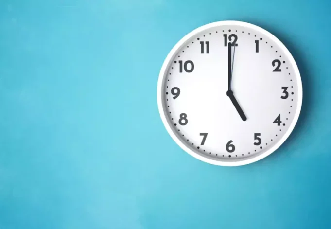 Perte de poids : ces mauvaises habitudes à oublier après 17 heures horloge blanche sur mur bleu