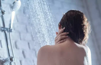 Faut-il se laver le corps ou les cheveux en premier sous la douche ?