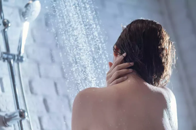 Faut-il se laver le corps ou les cheveux en premier sous la douche ?