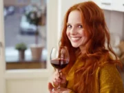 Vin rouge : si vous avez mal à la tête, ce n’est pas une question de quantité femme rousse qui boit un verre de vin