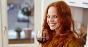Vin rouge : si vous avez mal à la tête, ce n’est pas une question de quantité femme rousse qui boit un verre de vin