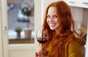 Vin rouge : si vous avez mal à la tête, ce n’est pas une question de quantité femme rousse qui boit un verre de vin