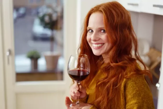 Vin rouge : si vous avez mal à la tête, ce n’est pas une question de quantité femme rousse qui boit un verre de vin