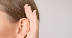 Baisse de l’audition : un signe inattendu qui doit vous alerter