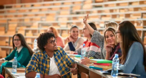 Chaque année passée à l’école augmente l’espérance de vie, disent les experts