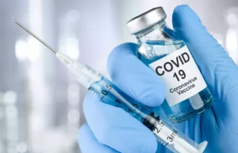 Vaccins anti-Covid : une vaste étude confirme le lien avec certains problèmes de santé