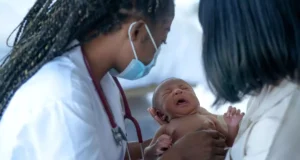 Parvovirus b19 : ce virus est responsable de la mort de 5 bébés en France depuis 2024