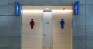 S’asseoir sur des toilettes publiques, est-ce vraiment risqué ?