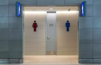 S’asseoir sur des toilettes publiques, est-ce vraiment risqué ?