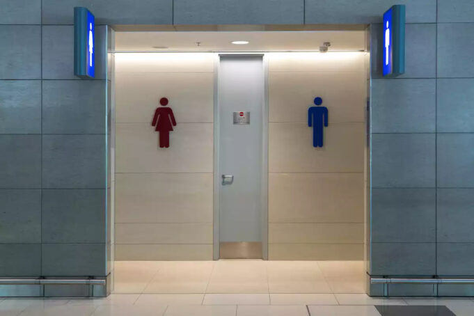 S’asseoir sur des toilettes publiques, est-ce vraiment risqué ?