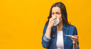 Covid Omicron : symptômes, durée, traitement en 2024