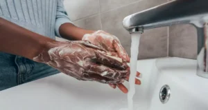 Cancer de la peau : un adolescent de 15 ans invente un savon qui le soigne